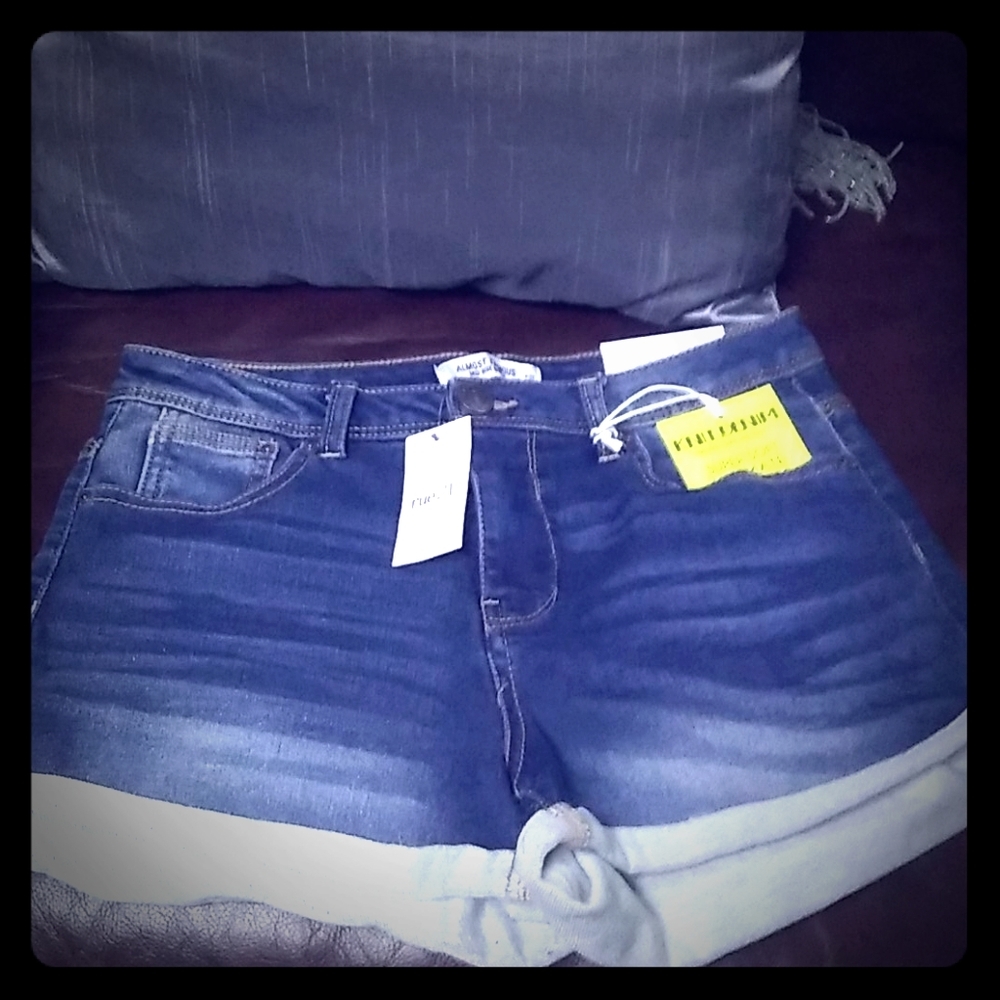 NWT Never Take Me Off Knit denim cuff shorts Size 7 Mid Rise - Picture 2 of 7